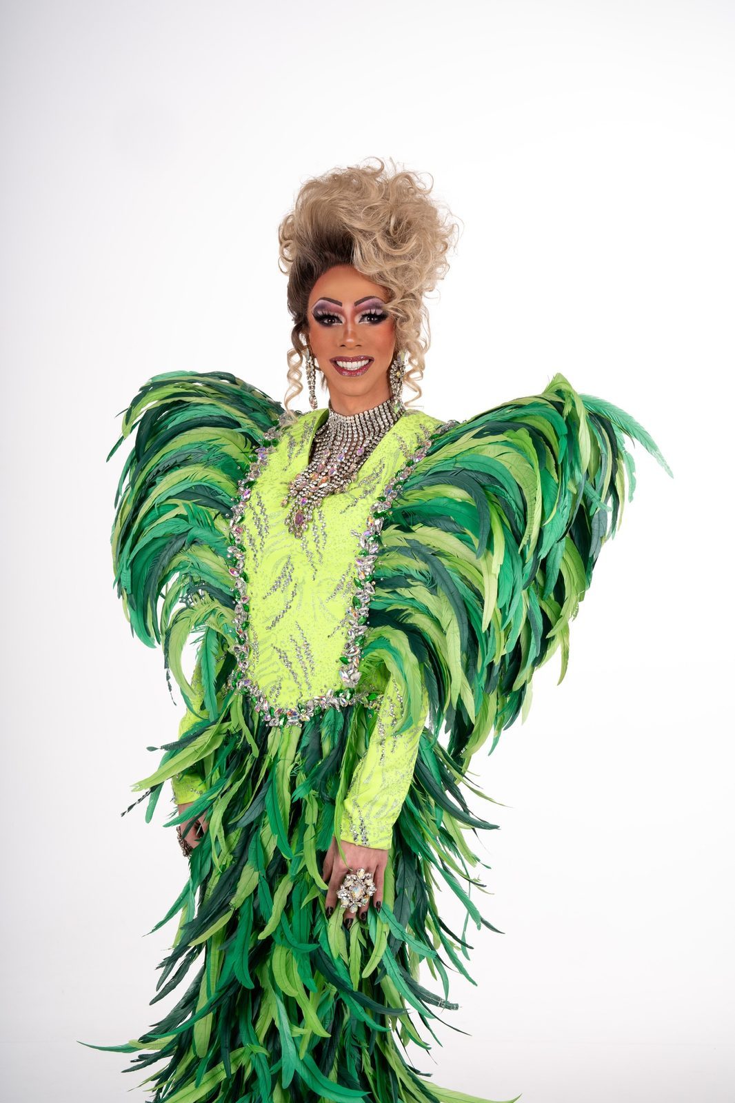 Roxy Ryan in groen verenkostuum