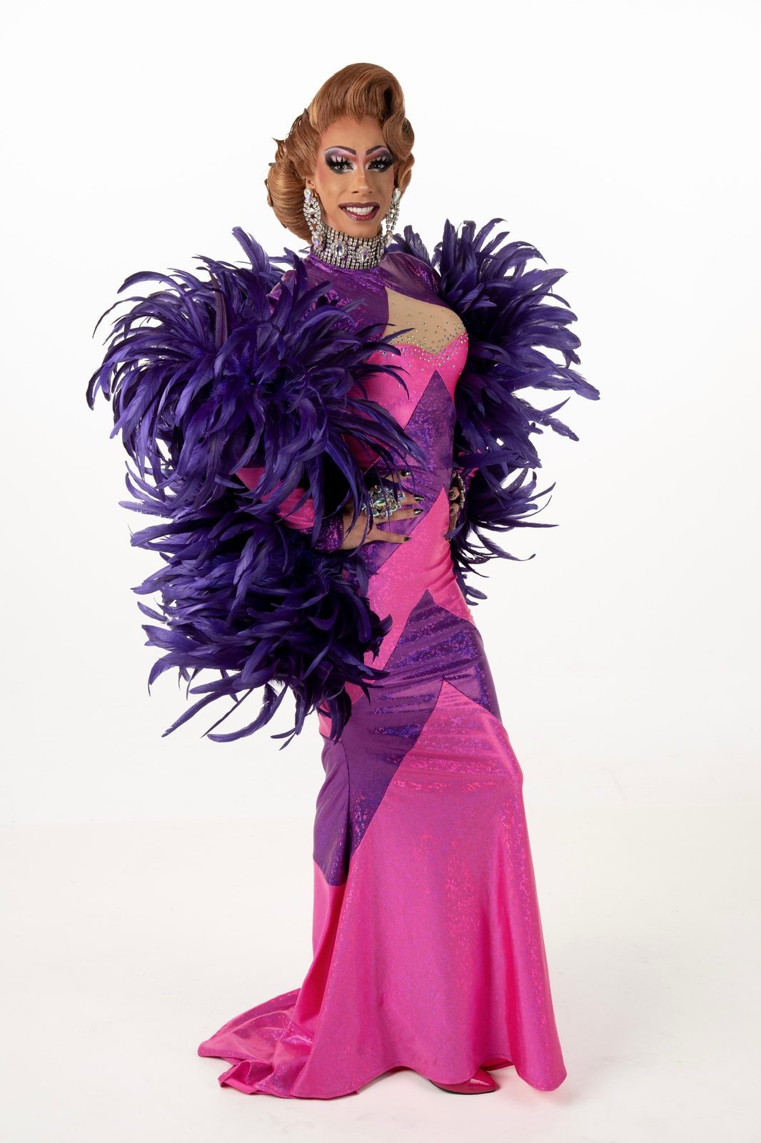 Portret van Roxy Ryan in paars-roze kostuum