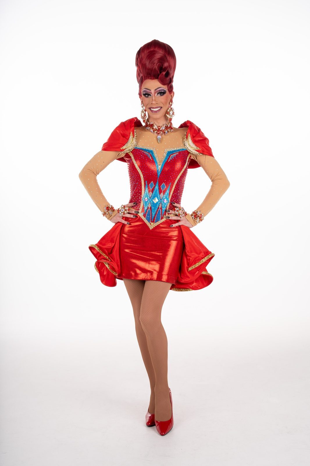 Roxy Ryan in rode outfit