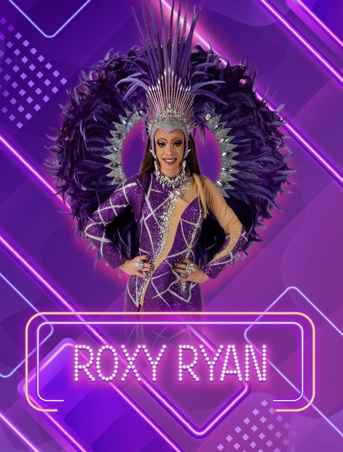 Roxy Ryan in paars verenkostuum met grote verenkraag