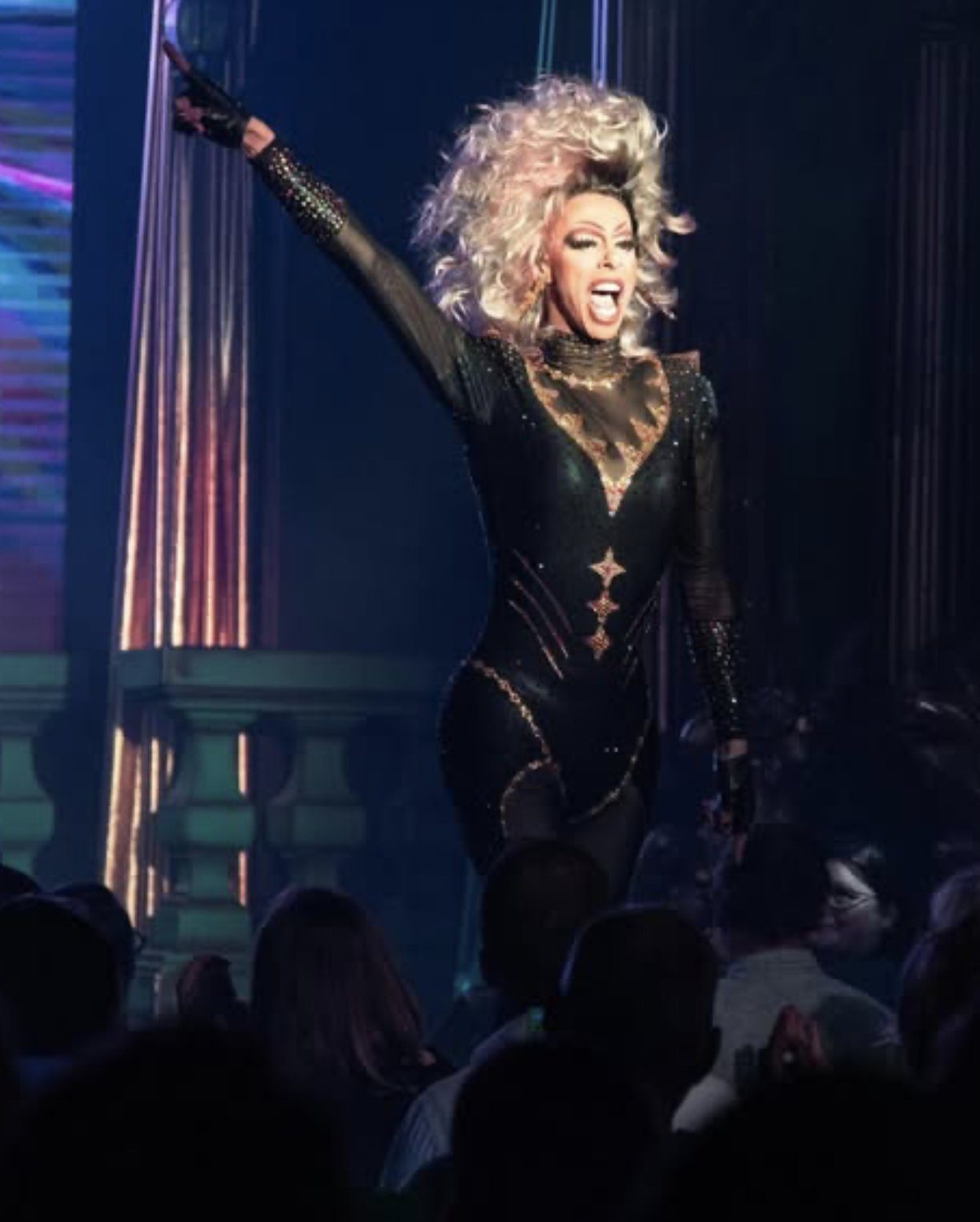 Roxy Ryan in zwarte glitter catsuit op het podium